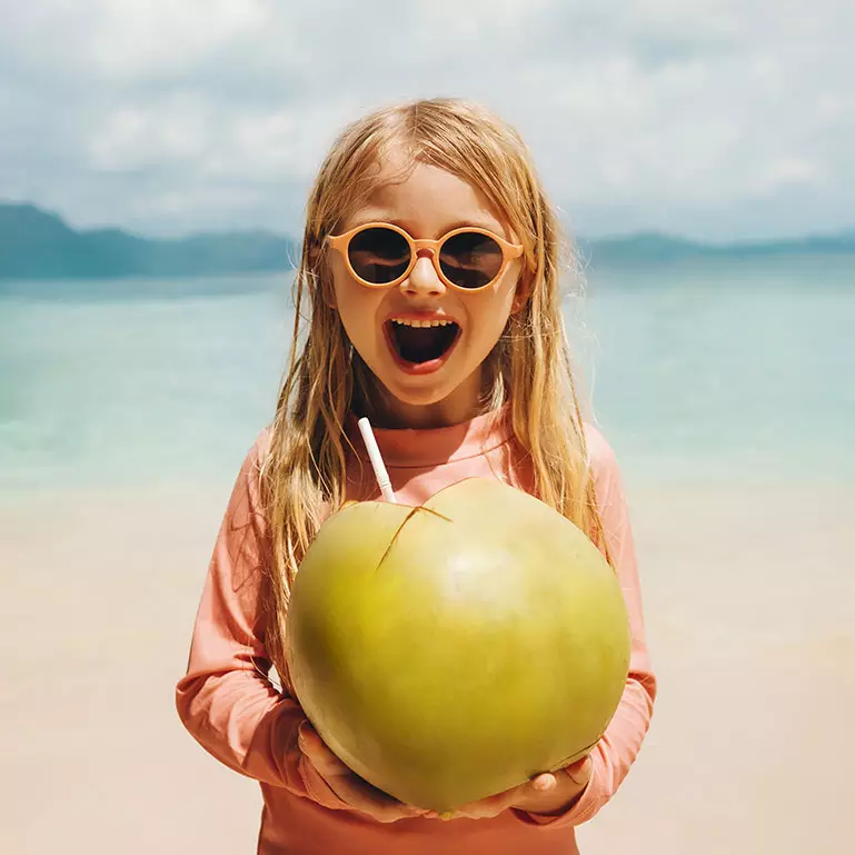 Sommerliches Bild, mit einem kleinen Mädchen mit Sonnenbrille und Melone